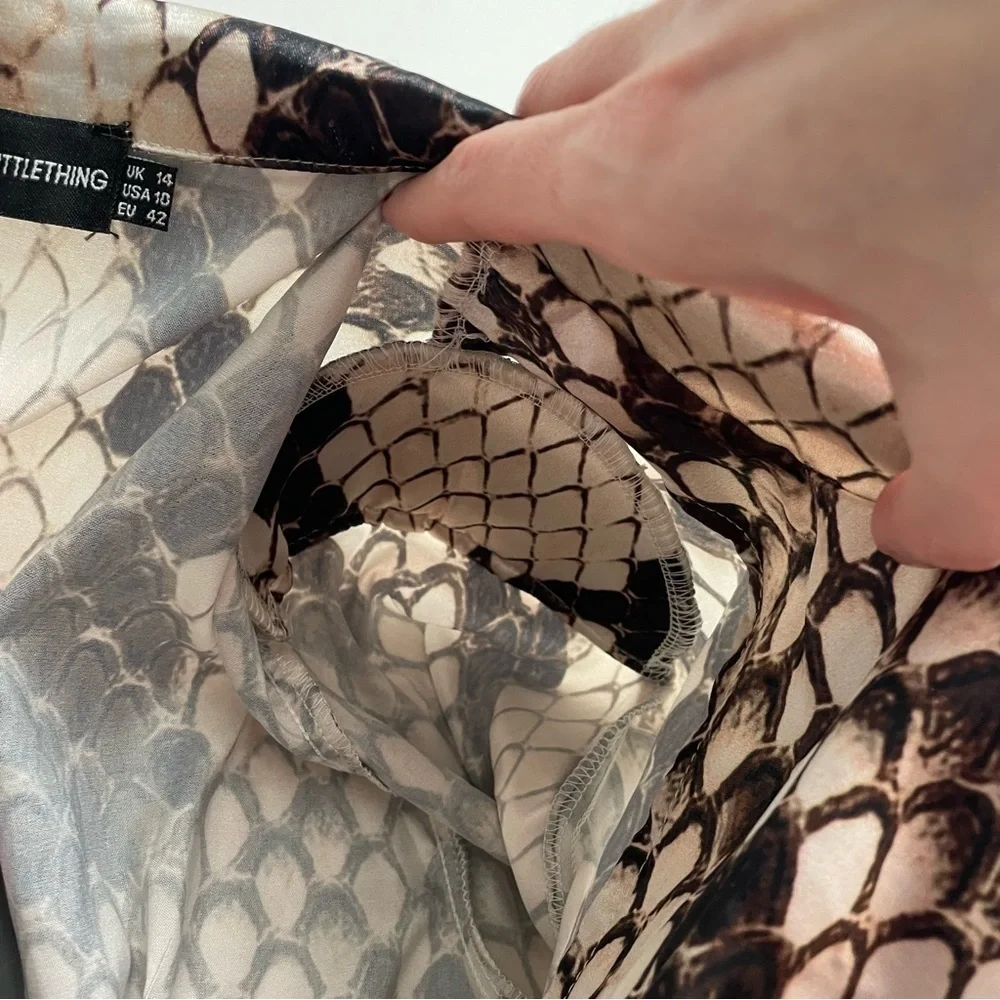 NWT PRETTY LITTLE THING “Grey Satin Snake Print Blazer Dress” - Picture 8 of 10